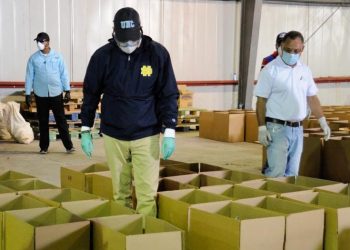 Abinader visita centro de distribución de raciones alimenticias