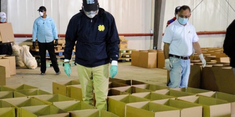 Abinader visita centro de distribución de raciones alimenticias