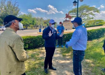 Gonzalo Castillo visita Santiago y coordina acciones con alcalde