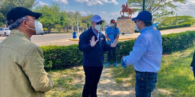 Gonzalo Castillo visita Santiago y coordina acciones con alcalde