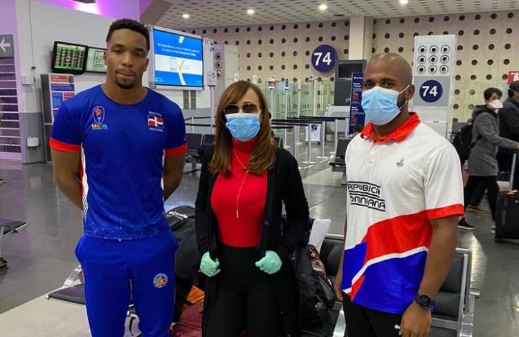 Regresan al país dominicanos varados en México