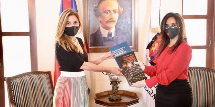 Directora INTRANT presenta planes movilidad a nueva alcaldesa del DN