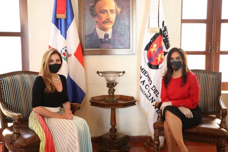 Directora INTRANT presenta planes movilidad a nueva alcaldesa del DN