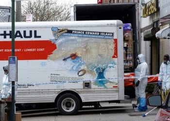 Dominicanos percibían mal olor desde camiones con cadáveres frente funeraria en Brooklyn