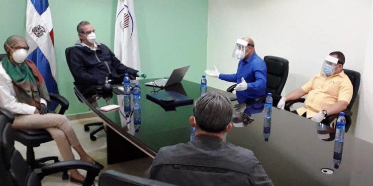 Luis Abinader sigue contactos con sectores empresariales y sociales