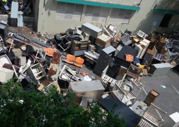 Denuncian gran cúmulo de escombros y basura en Hospital Robert Reid