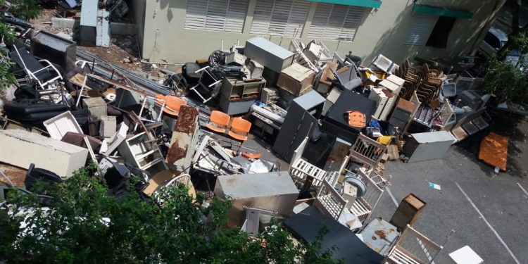 Denuncian gran cúmulo de escombros y basura en Hospital Robert Reid