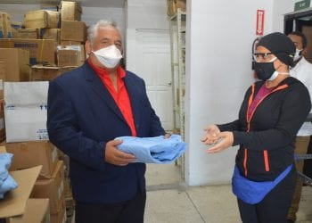 COOPFENATRASAL dona trajes de bioseguridad para protección personal área laboratorio Hospital Salvador B. Gautier