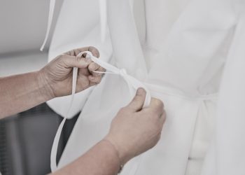 Louis Vuitton pone en marcha su taller parisino de prêt-à-porter para fabricar batas para hospitales parisinos.