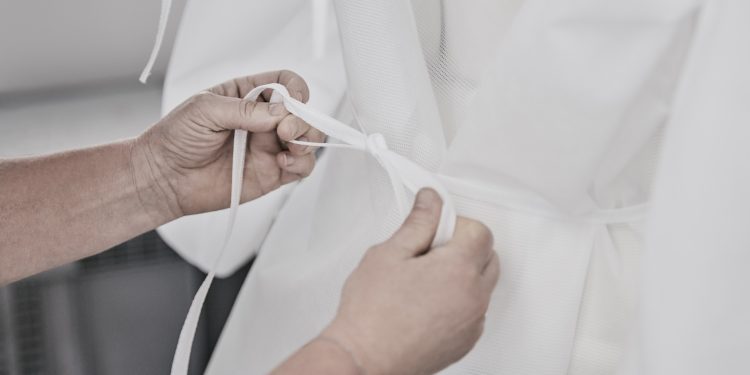 Louis Vuitton pone en marcha su taller parisino de prêt-à-porter para fabricar batas para hospitales parisinos.