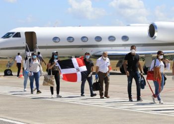 Regresan 50 médicos más que estudiaban en Cuba