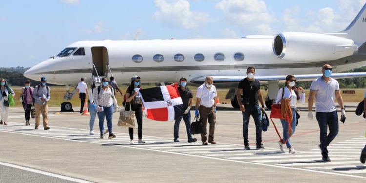 Regresan 50 médicos más que estudiaban en Cuba