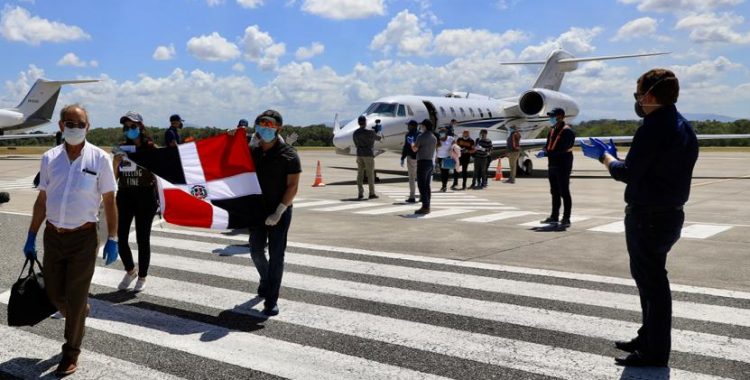 Regresan 50 médicos más que estudiaban en Cuba