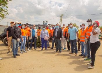 Alcalde Carlos Guzmán se integra a jornada de limpieza en Santo Domingo Norte