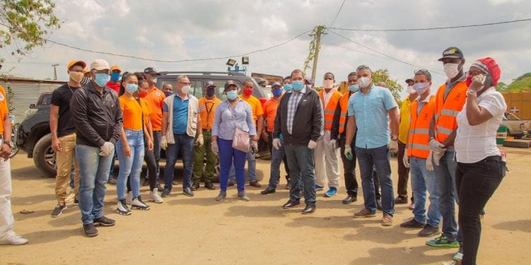 Alcalde Carlos Guzmán se integra a jornada de limpieza en Santo Domingo Norte