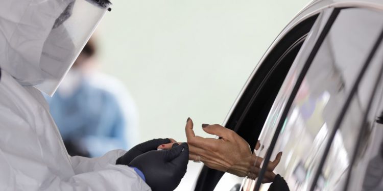 Liderazgo de EE.UU. en controversia por avance del Covid-19