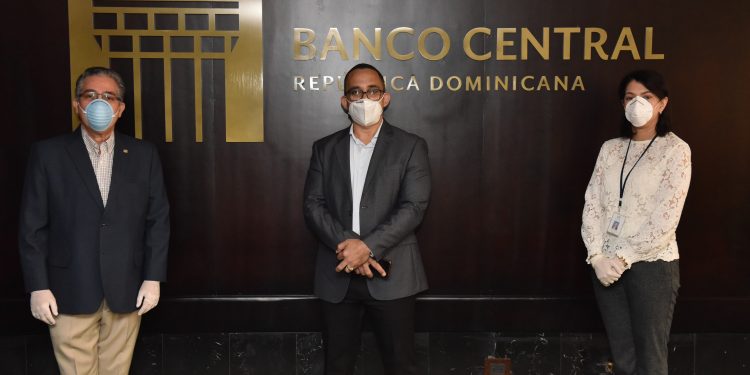 Voluntariado Bancentraliano dona fondos para el Hospital Regional San Vicente de Paul, de SFM