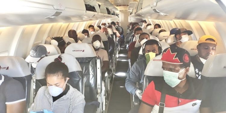 Regresan 98 dominicanos estaban varados en Jamaica