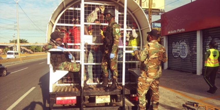 Patrullaje militar se mantendrá las 24 horas para frenar el gentío en las calles