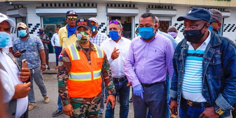 Alcaldía de Boca Chica fumiga contra el Covid-19