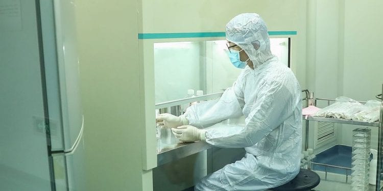 Estudio revela que el virus del Covid-19 persiste más tiempo en heces que en tejido respiratorio