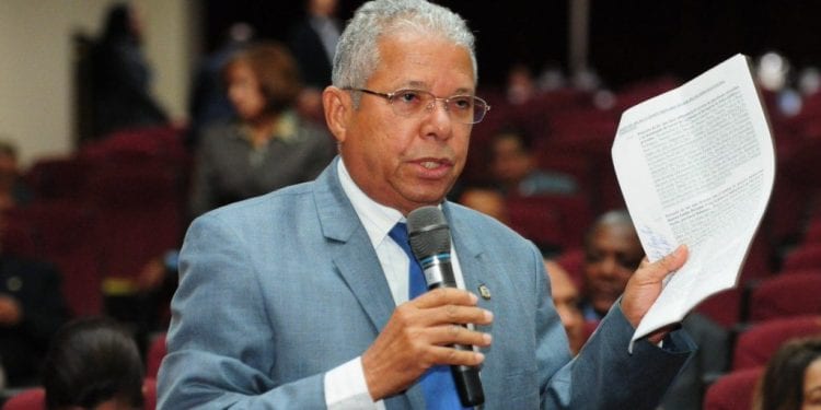 Diputado denuncia sectores políticos buscan romper la cuarentena en el país