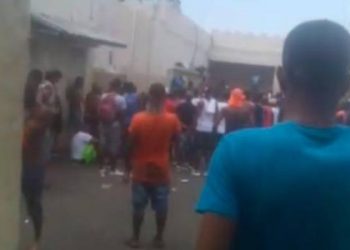 Cinco reclusos y un policía heridos durante violento motín en La Victoria