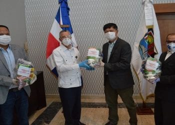 Alcalde Manuel Jiménez agradece donación de raciones alimenticias a la colonia China