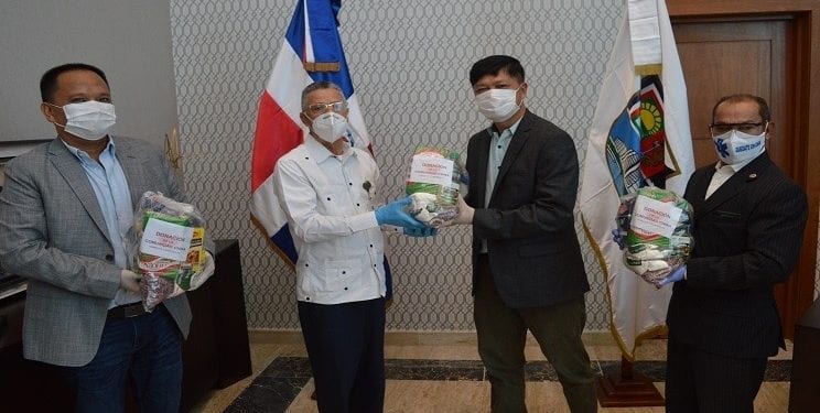 Alcalde Manuel Jiménez agradece donación de raciones alimenticias a la colonia China