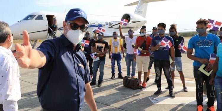 Gonzalo Castillo recibe 17 pescadores llegaron de Jamaica