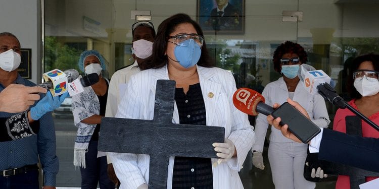 Enfermeras emplazan a ministro de Salud Pública por falta de equipo de protección