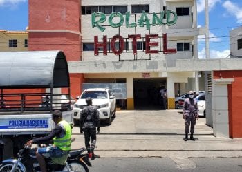 Allanan hotel y juego de azar en SDE; apresan 62 personas