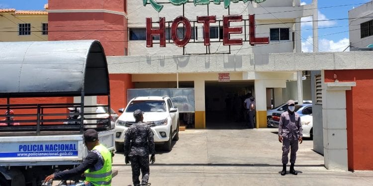 Allanan hotel y juego de azar en SDE; apresan 62 personas