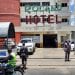 Allanan hotel y juego de azar en SDE; apresan 62 personas