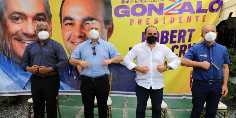 Gonzalo Castillo entrega miles de mascarillas en el este y el Cibao