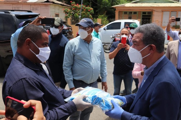 Leonel Fernández inicia entrega de utensilios para evitar propagación del Covid-19
