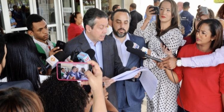 PRM denuncia otra vez a JCE reincidencia del PLD y Gonzalo en violar Ley Electoral