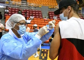 Vacunan contra la influenza a jugadores de baloncesto de Santiago