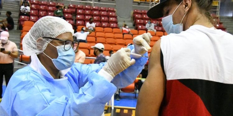 Vacunan contra la influenza a jugadores de baloncesto de Santiago