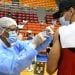 Vacunan contra la influenza a jugadores de baloncesto de Santiago
