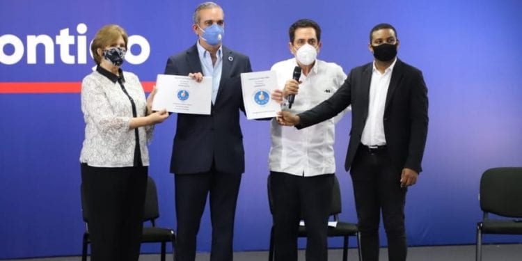 Renombrados artistas e intelectuales respaldan a Abinader