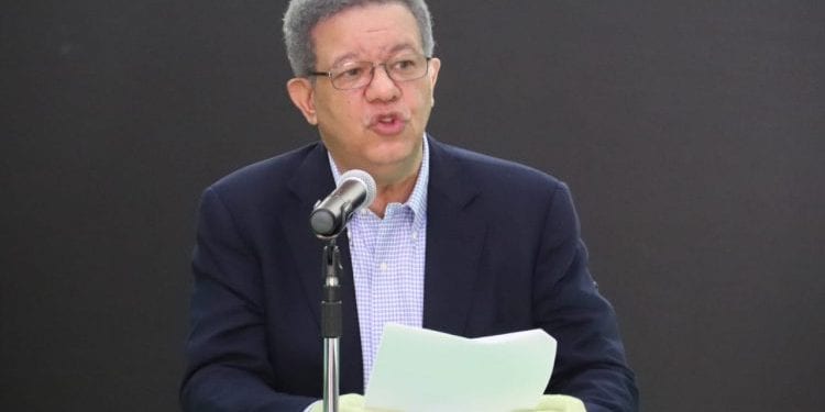 Leonel Fernández solicita le entreguen vertedero de Duquesa para poner fin al incendio