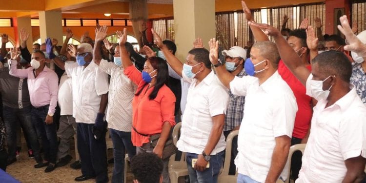 Paliza juramenta a cientos de dirigentes del PRD y PLD en Barahona