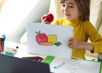 Qué actividad física puedo hacer con mi hijo en casa… y que no se aburra en el intento