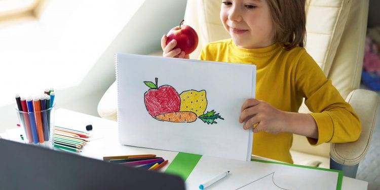 Qué actividad física puedo hacer con mi hijo en casa… y que no se aburra en el intento