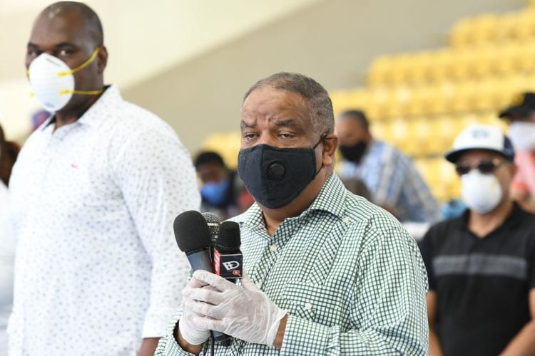 Ministerio de Deportes entrega alimentos a entrenadores de Santo Domingo Este