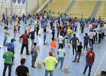 Ministerio de Deportes entrega alimentos a entrenadores de Santo Domingo Este