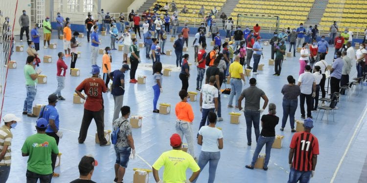 Ministerio de Deportes entrega alimentos a entrenadores de Santo Domingo Este