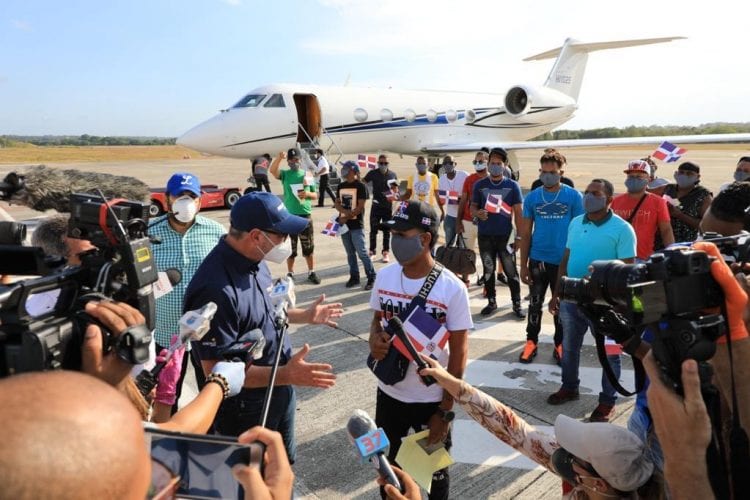 Gonzalo Castillo recibe 17 pescadores llegaron de Jamaica