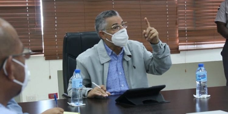 Alcalde SDE amonesta policías por ultraje municipes